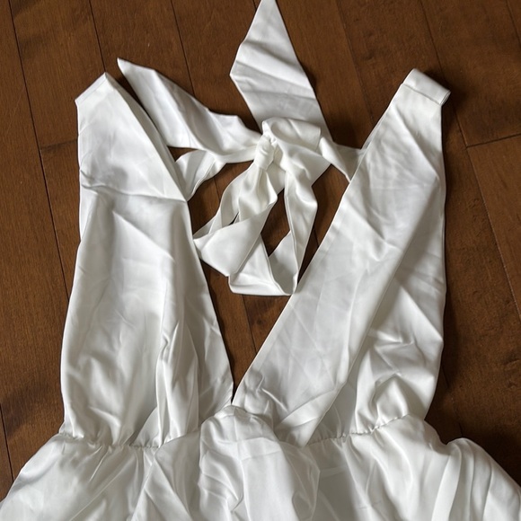 Elegant White Backless Dress - Picture 2 of 6